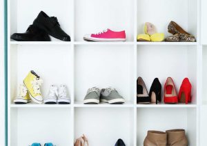 פתרונות אחסון נעליים DIY: כך תכינו בעצמכם ארונות נעליים יפהפיים!