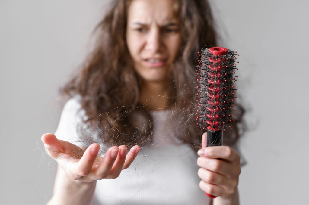סובלים נשירת שיער? הינה כמה דרכים לטפל בה